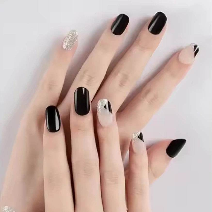 Mise en situation ongles en gel noir et argent