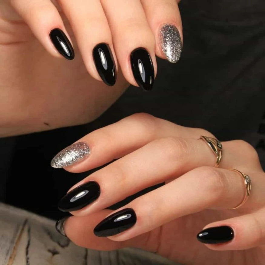 Mise en situation ongle noir et paillette 2