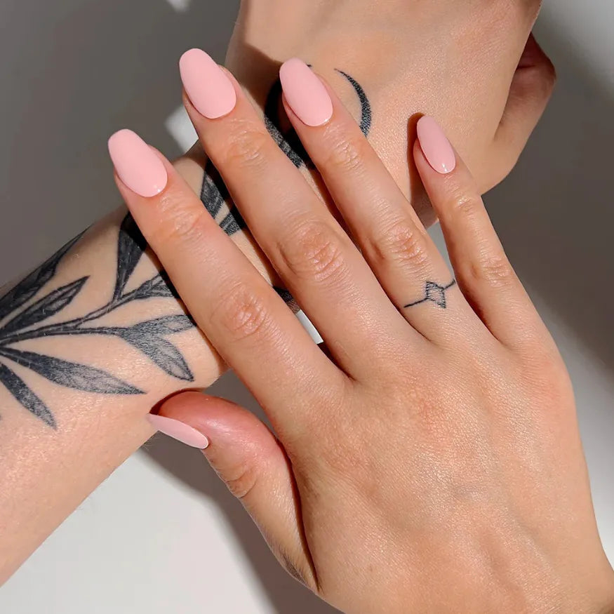 Mise en situation ongles en gel rose pale