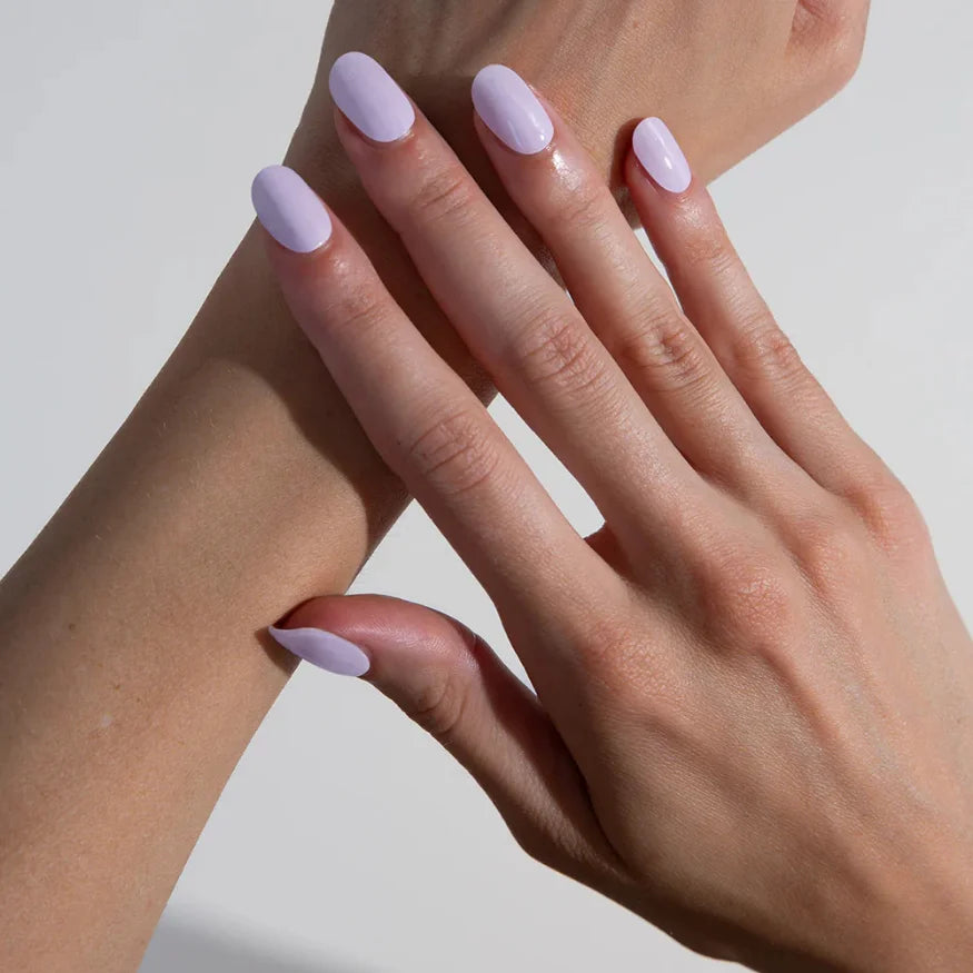 Mise en situation ongles gel violet pastel