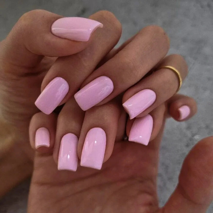 Mise en situation ongles rose bonbon