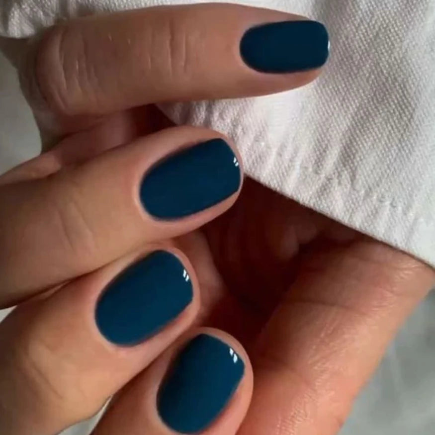 Mise en situation des ongles bleu canard