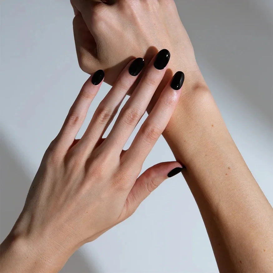 Ongles en gel noir chromé mise en situation