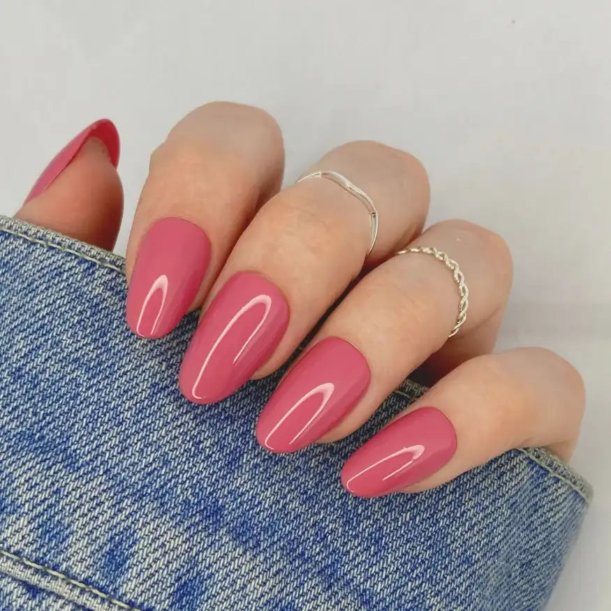 Ongles en gel rose fushia mise en situation