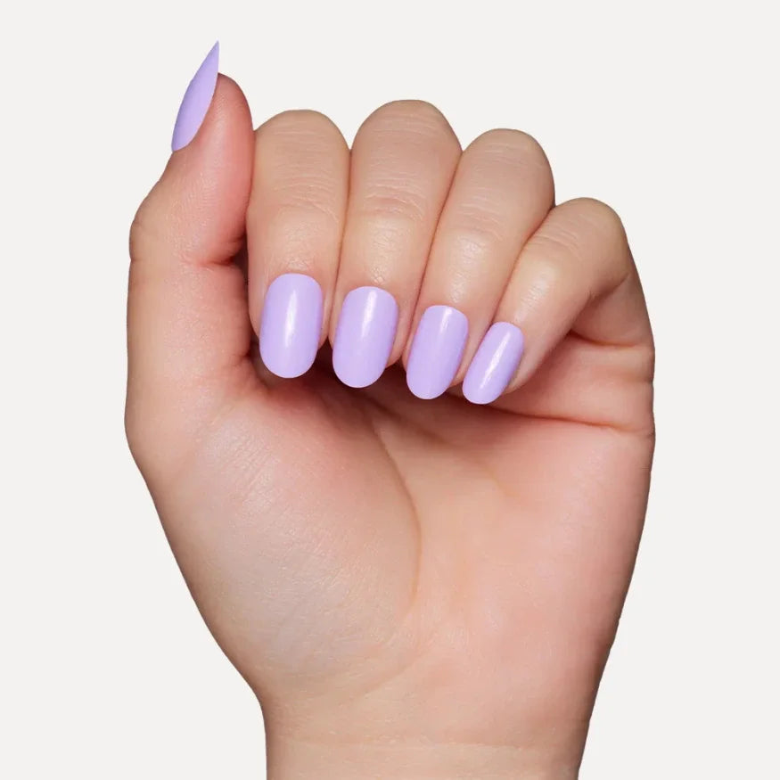 Ongles en gel lila pastel, mise en situation