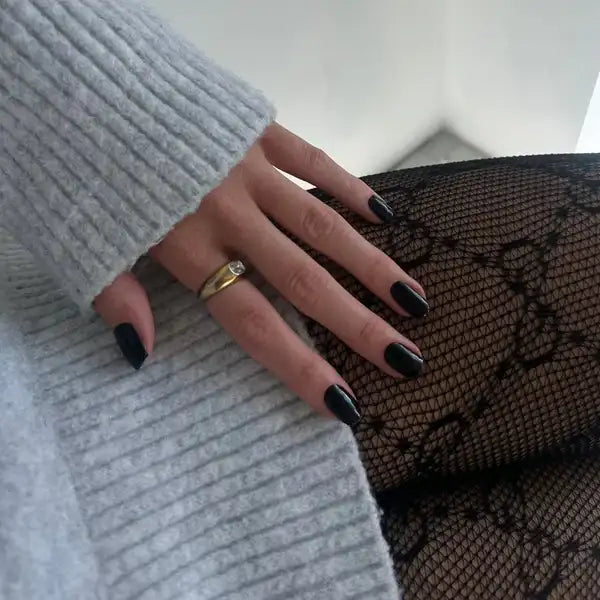 image ongle gel noir sur les réseaux sociaux