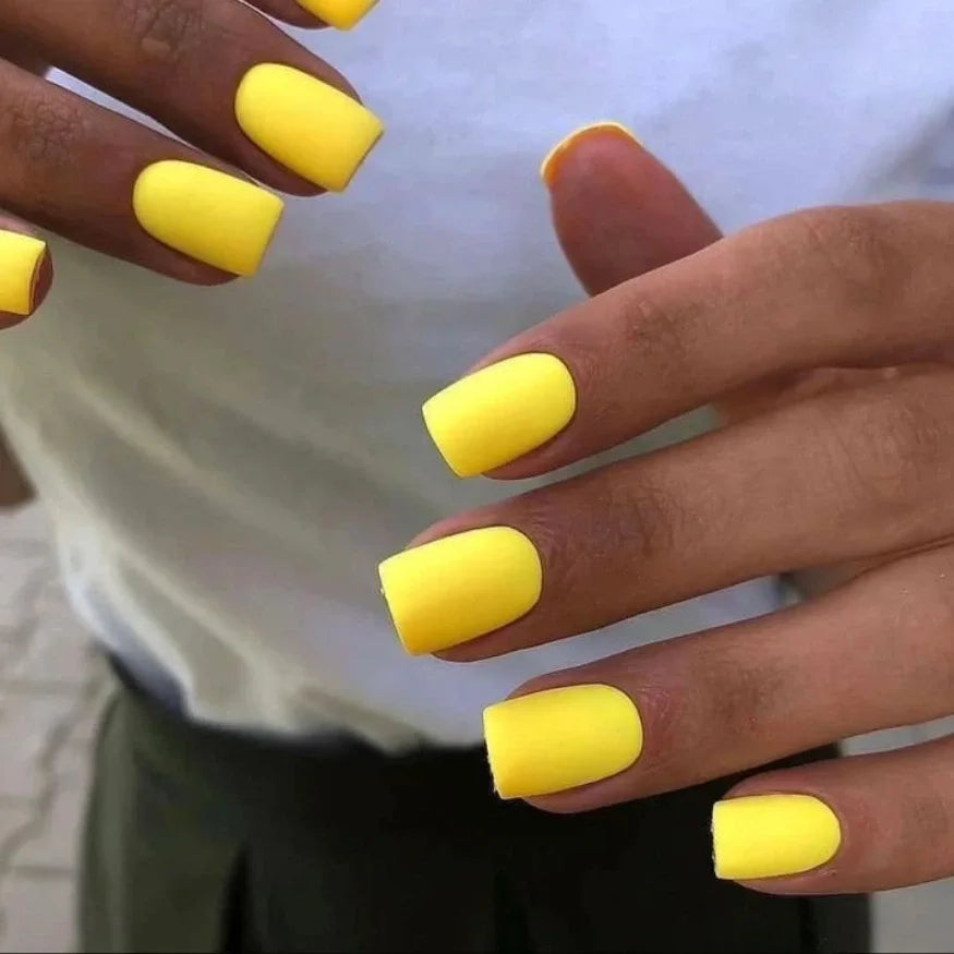 Mise en place ongles en gel jaune