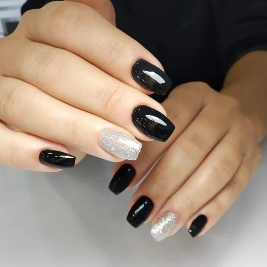 Mise en situation ongle noir et paillette