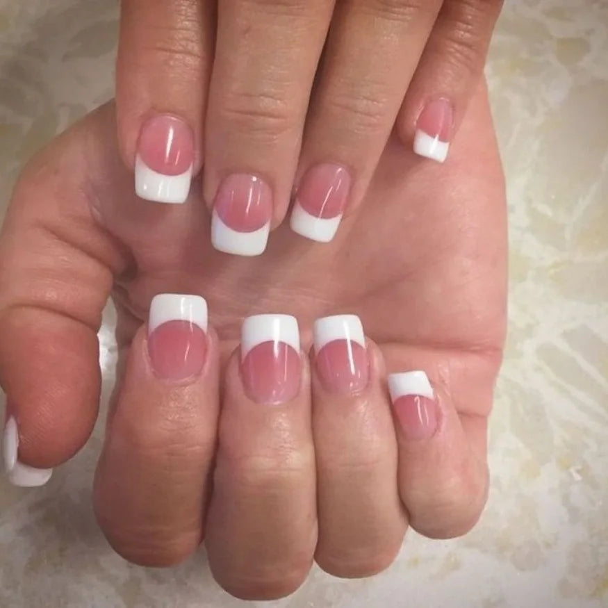 Mise en situation ongle rose french blanc