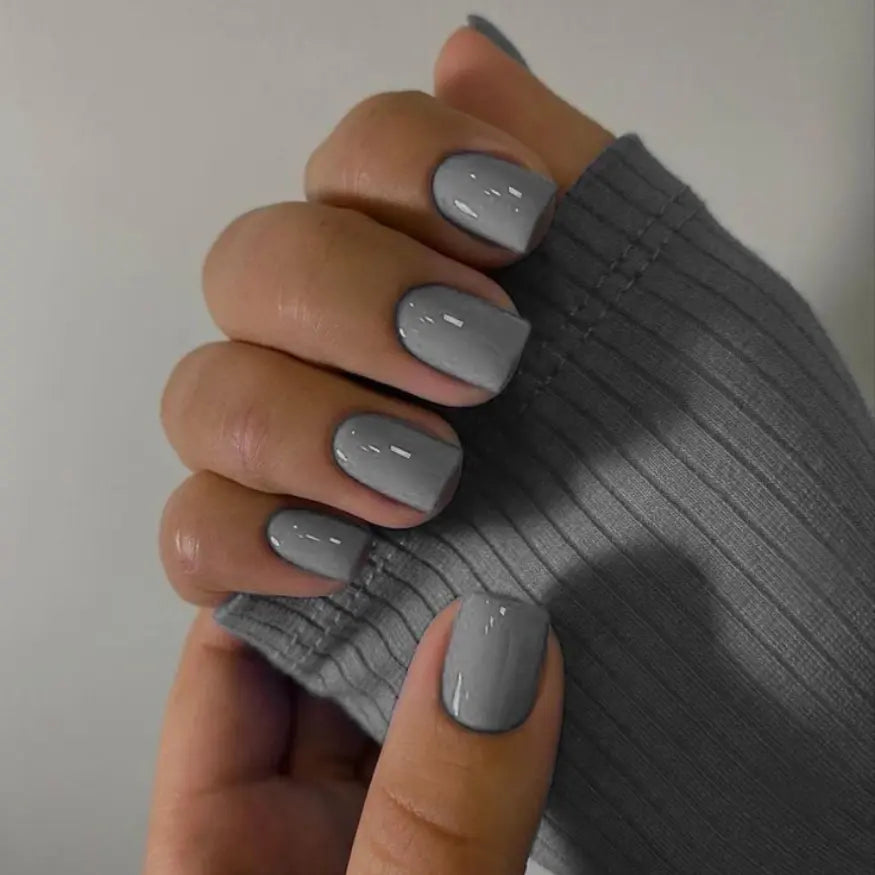 Mise en situation ongles en gel gris