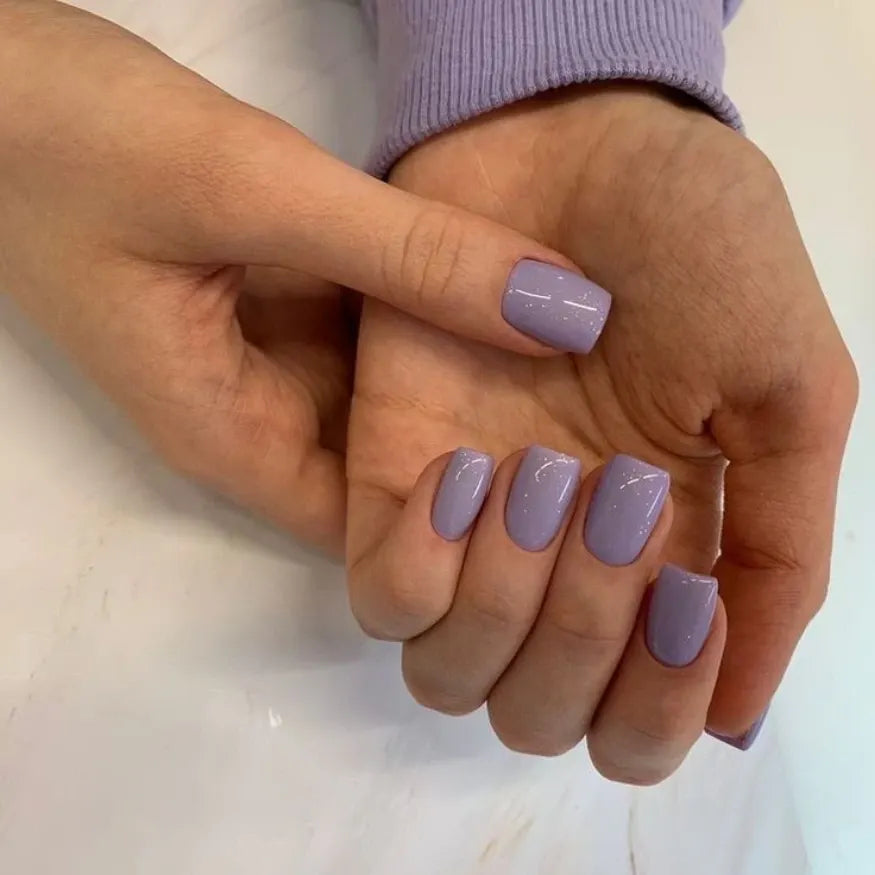 Mise en situation ongles en gel mauve