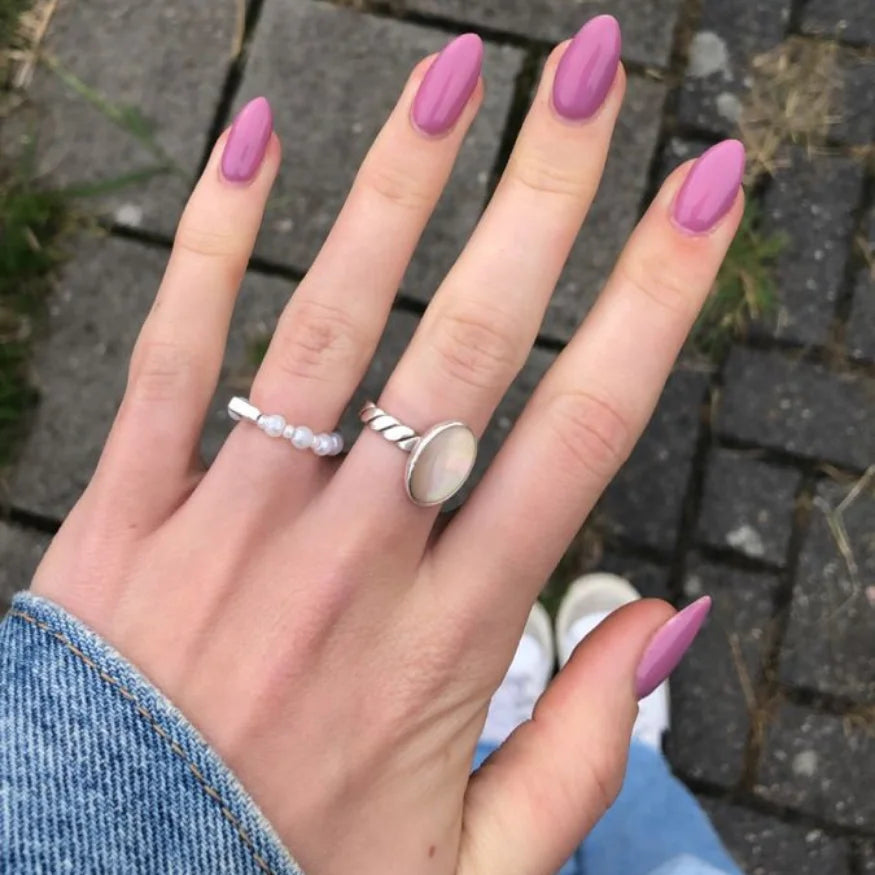 Mise en situation ongles en gel violet