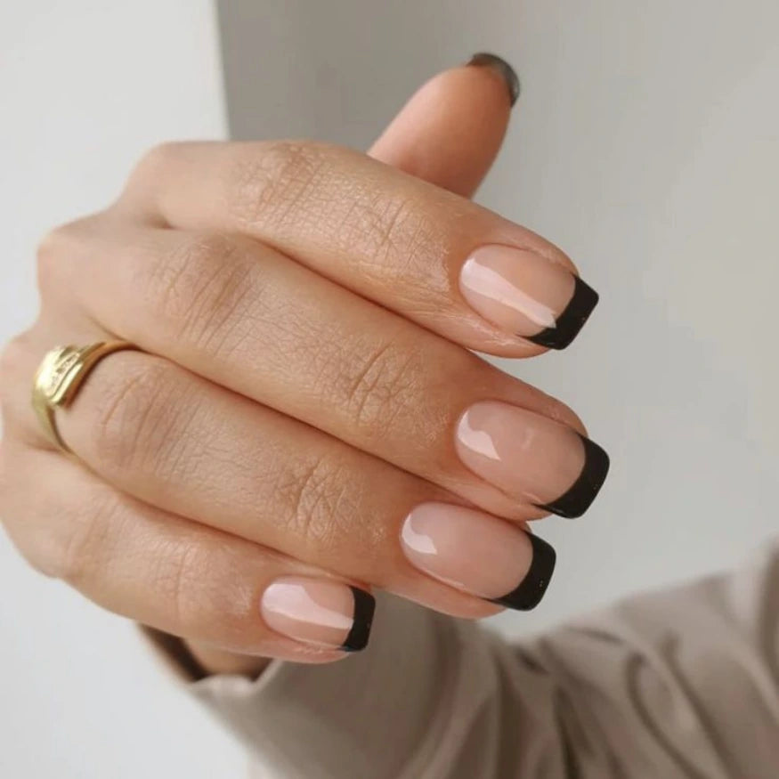 Mise en situation ongles noir french 2