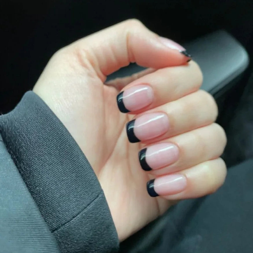 Mise en situation ongles noir french