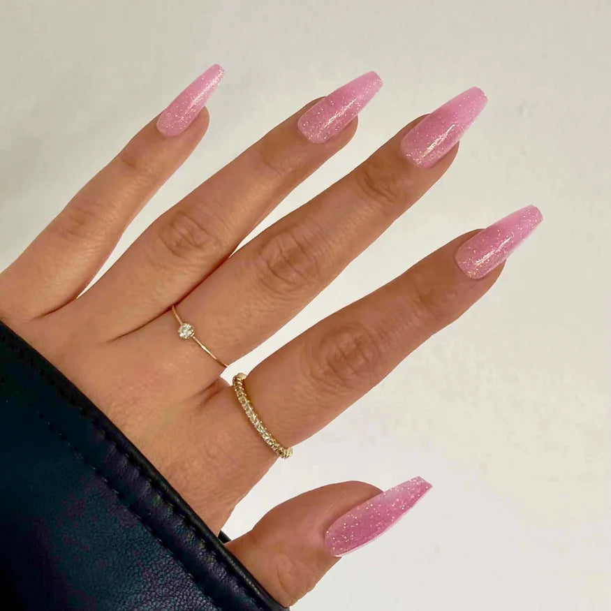 Mise en situation ongles rose paillette