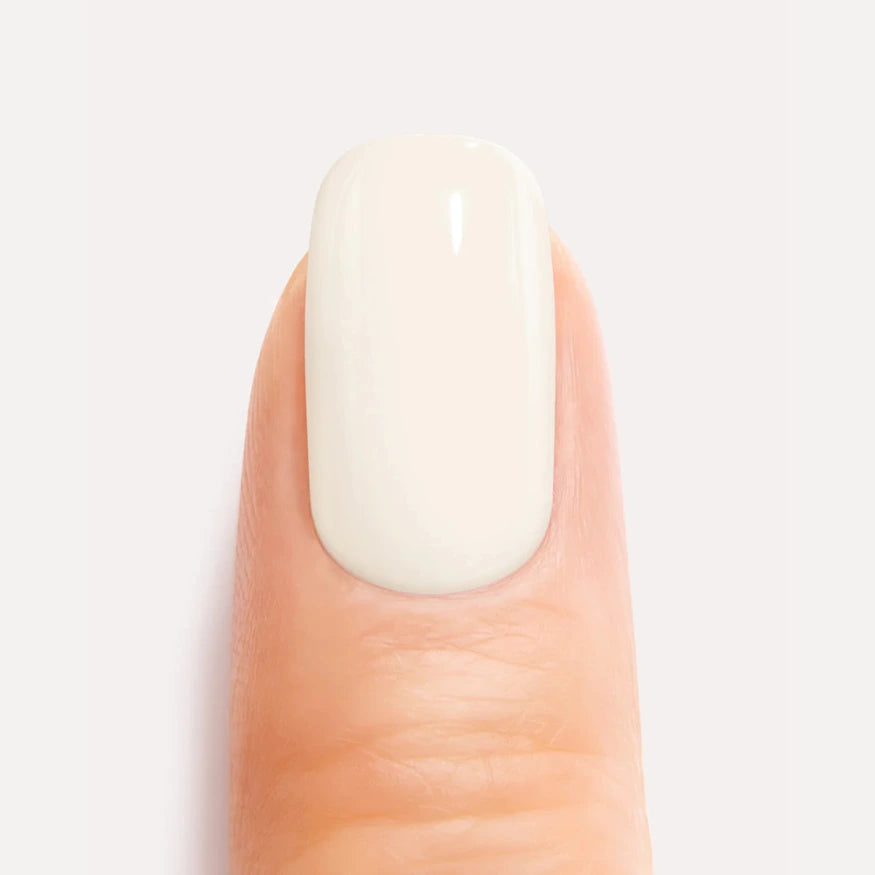 ongle en gel blanc crème close up