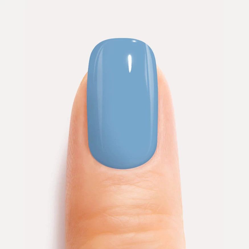 ongle bleu ciel close up