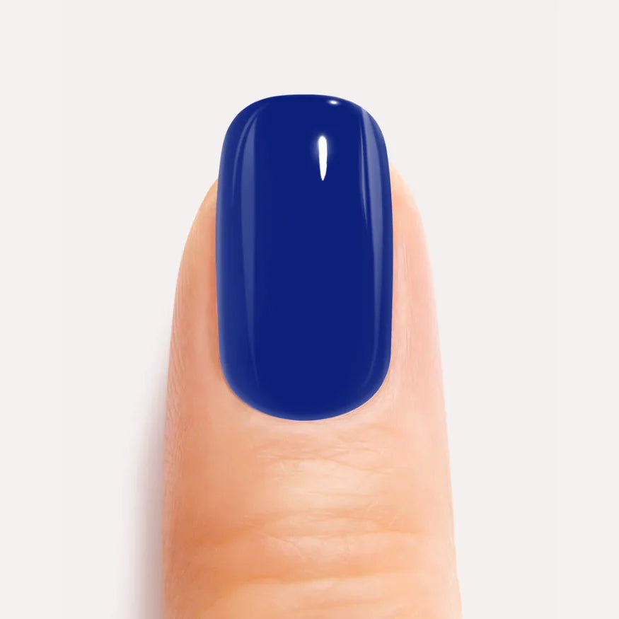 Ongle gel bleu marine close up