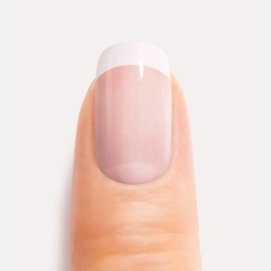 Ongle blanc french manucure close up