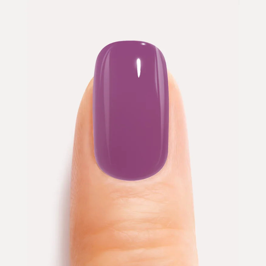 Ongle en gel violet closeup