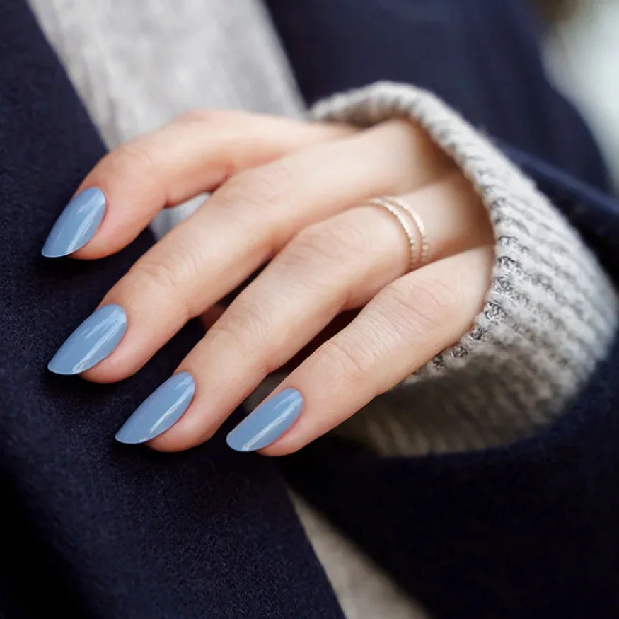 Ongles en gel bleu ciel mise en situation