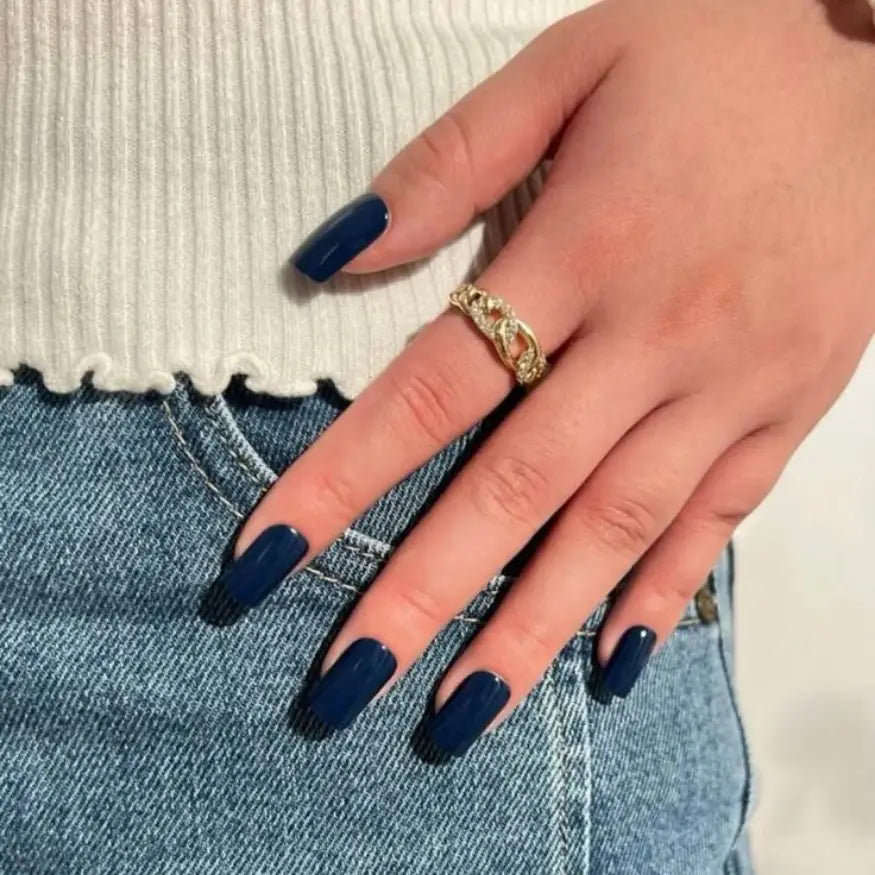 Ongles en gel bleu nuit mise en situation