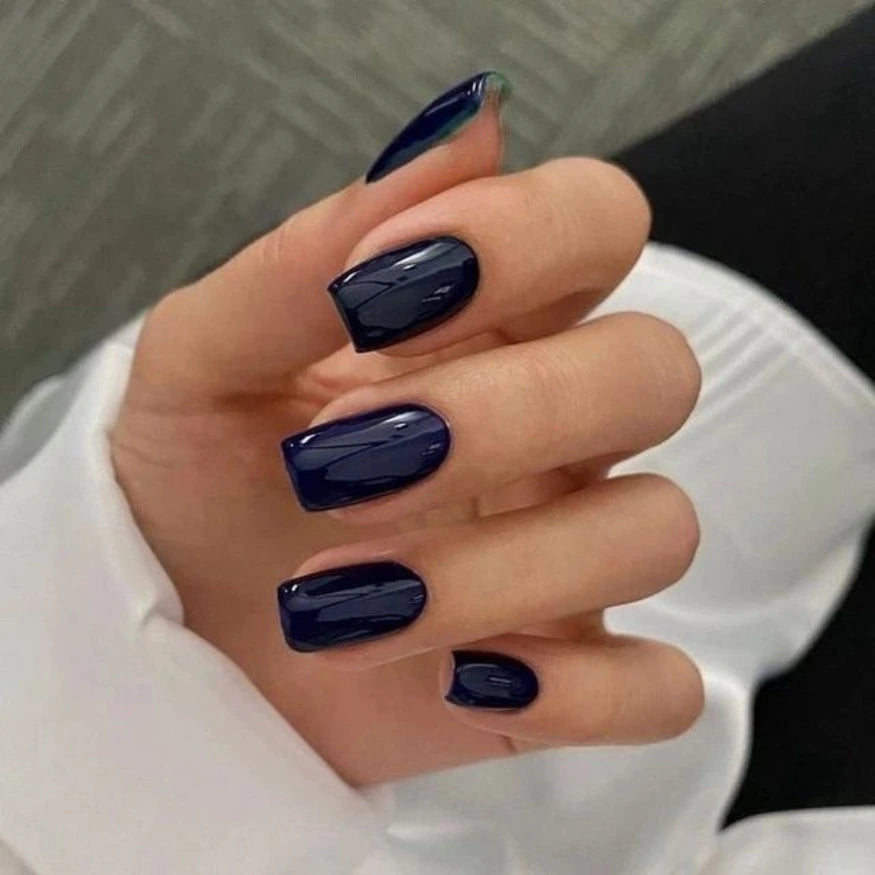 Ongles en gel bleu nuit