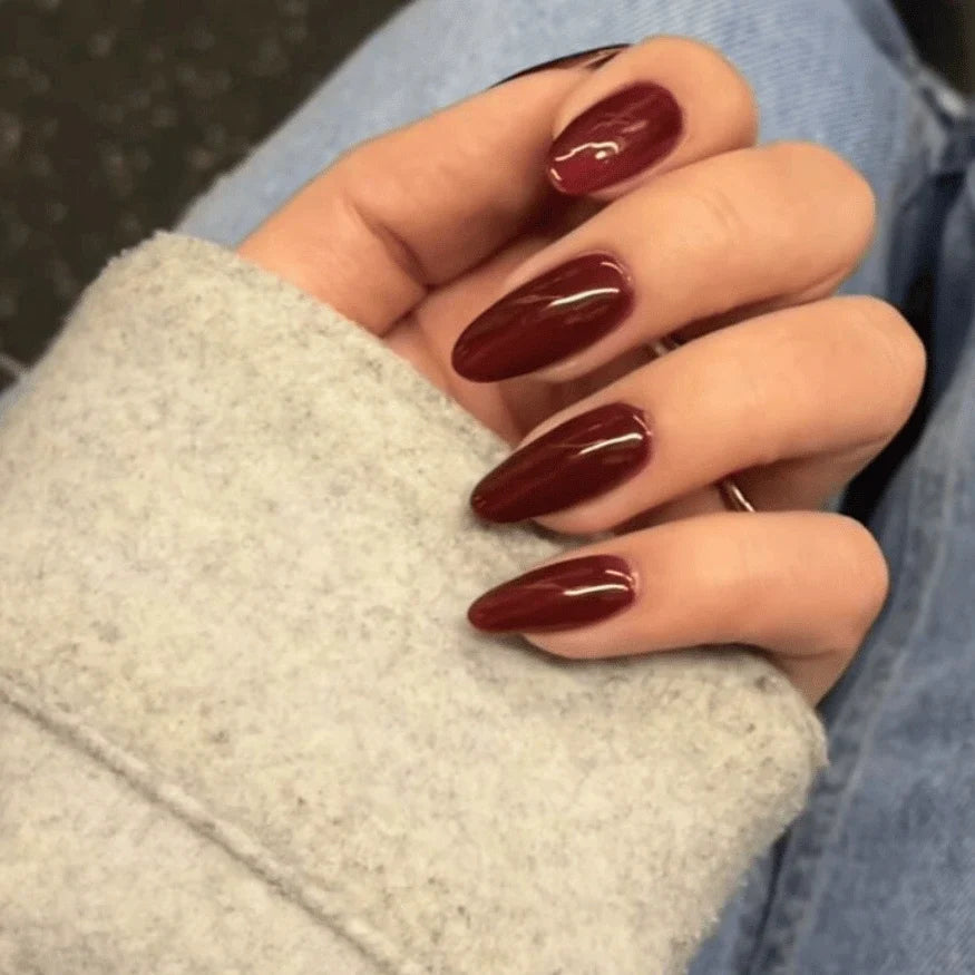 Ongles en gel bordeaux