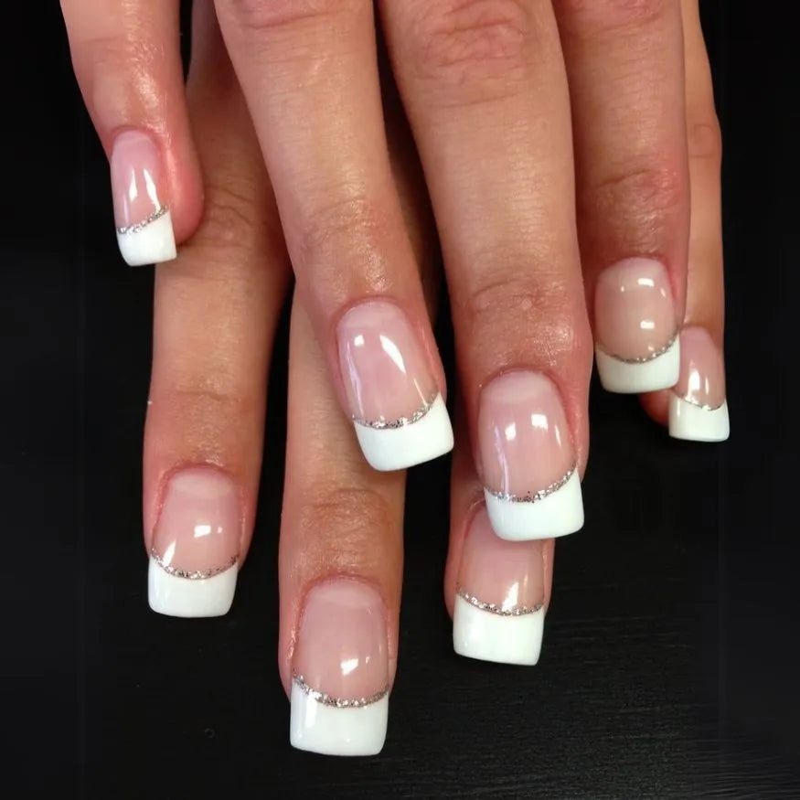 Ongles en gel french blanc et paillette