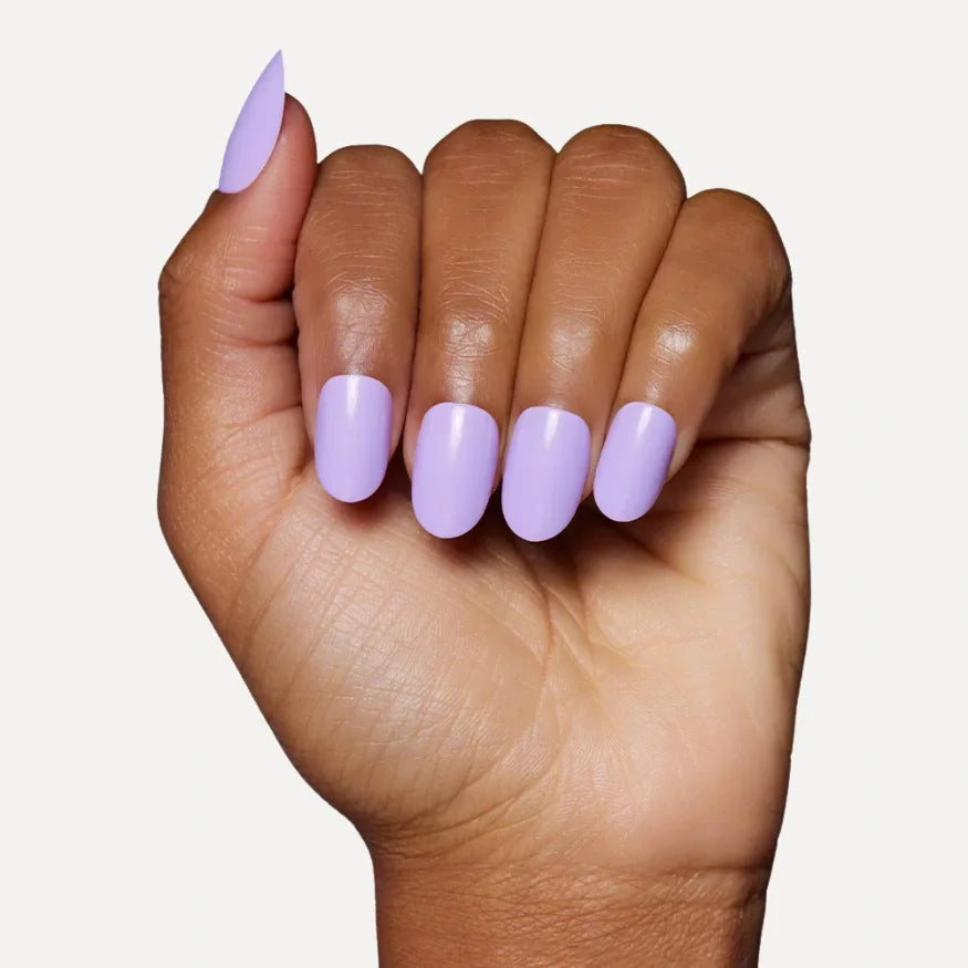 Ongles en gel lila, mise en situation