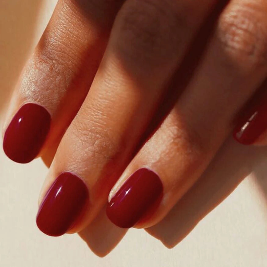 Mise en situation : ongles gel rouge bordeaux