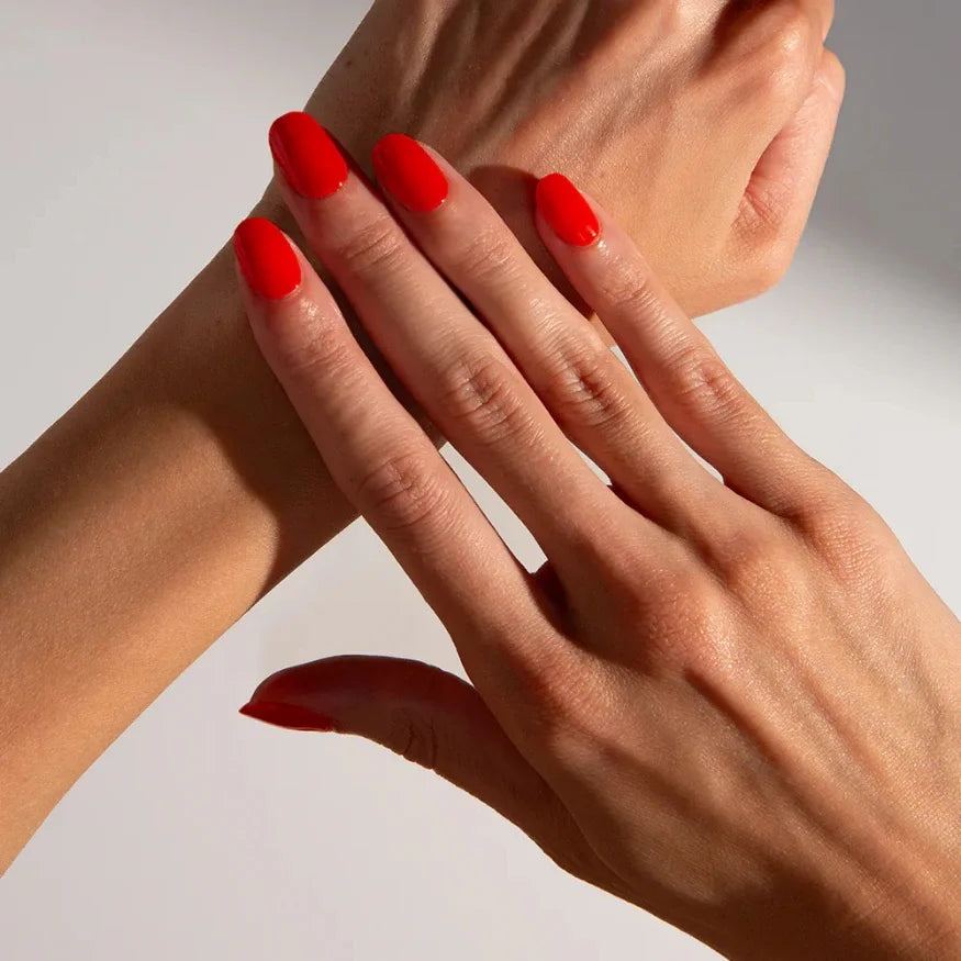 Ongles en gel rouge clair mise en situation