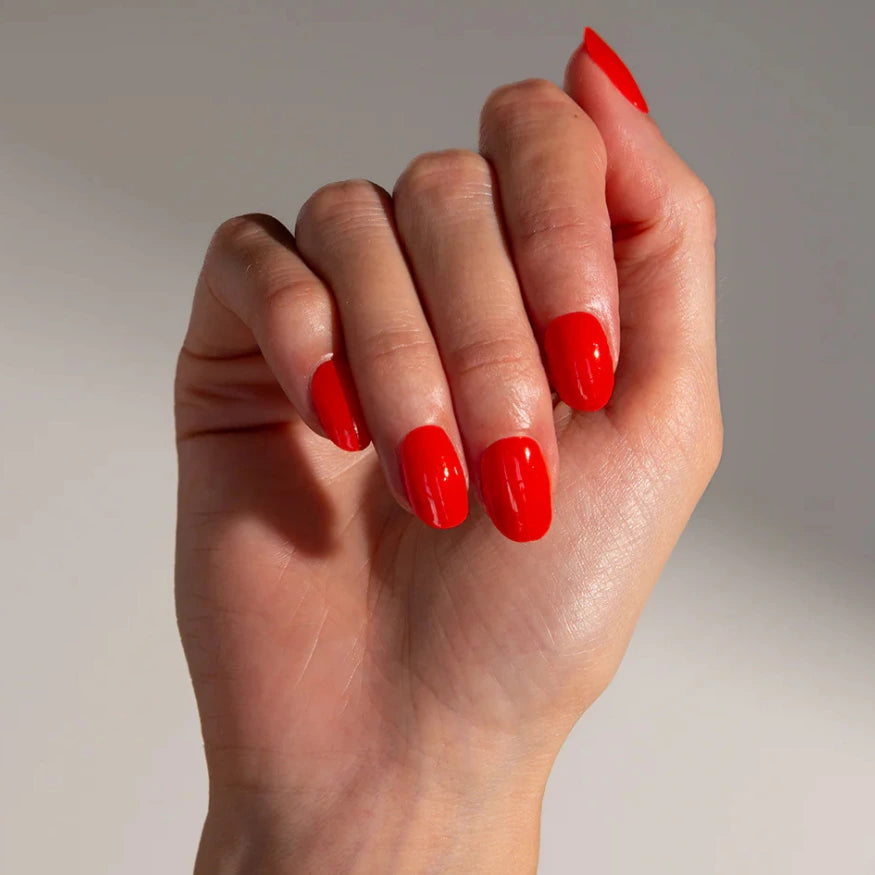 Ongles en gel rouge clair 