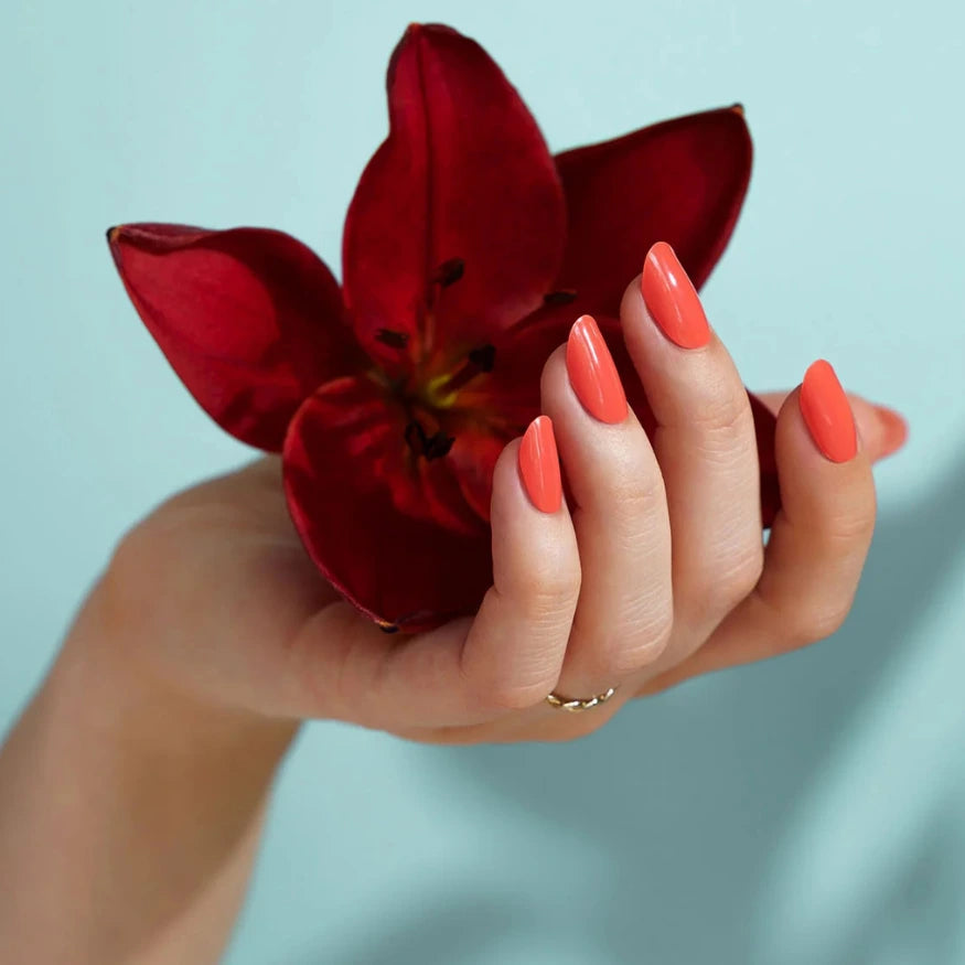 Ongles En Gel Rouge orange : Mise en situation