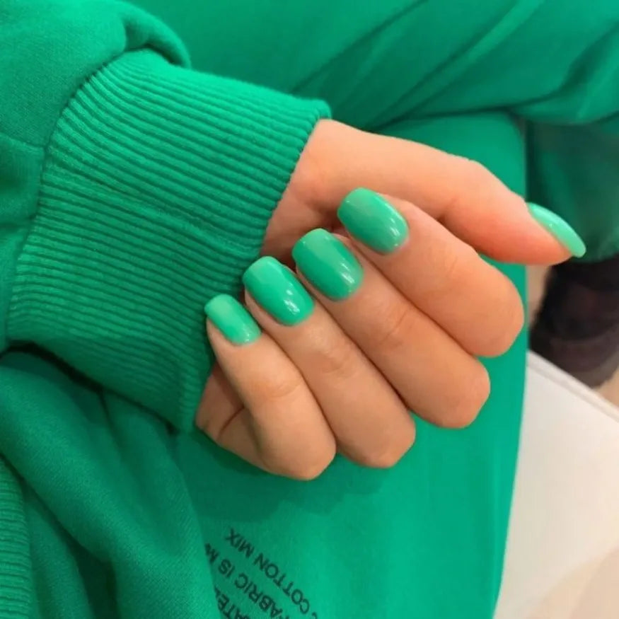 Mise en situation ongles en gel vert fluo