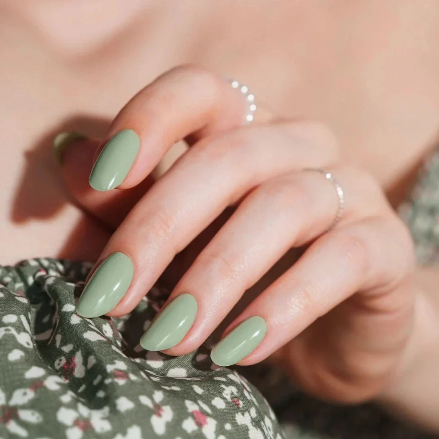 Ongles en gel vert pastel mise en situation