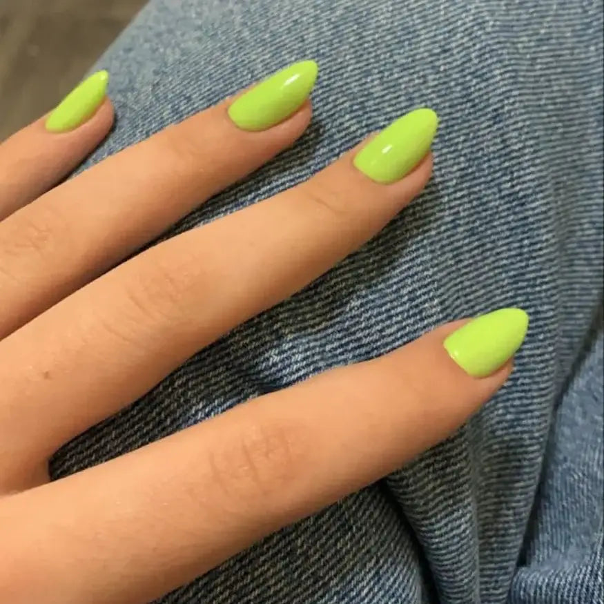 Mise en situation ongles gel vert pomme